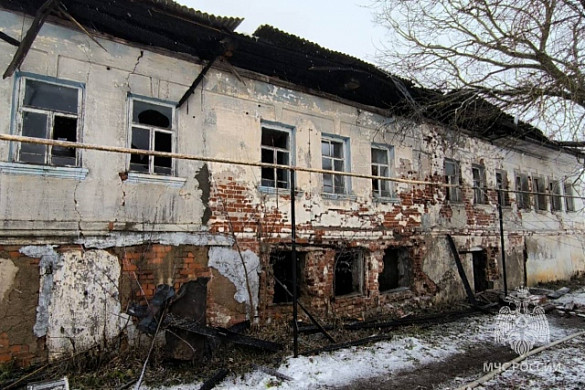 Детская шалость стала причиной пожара в заброшенной двухэтажке в Анькове